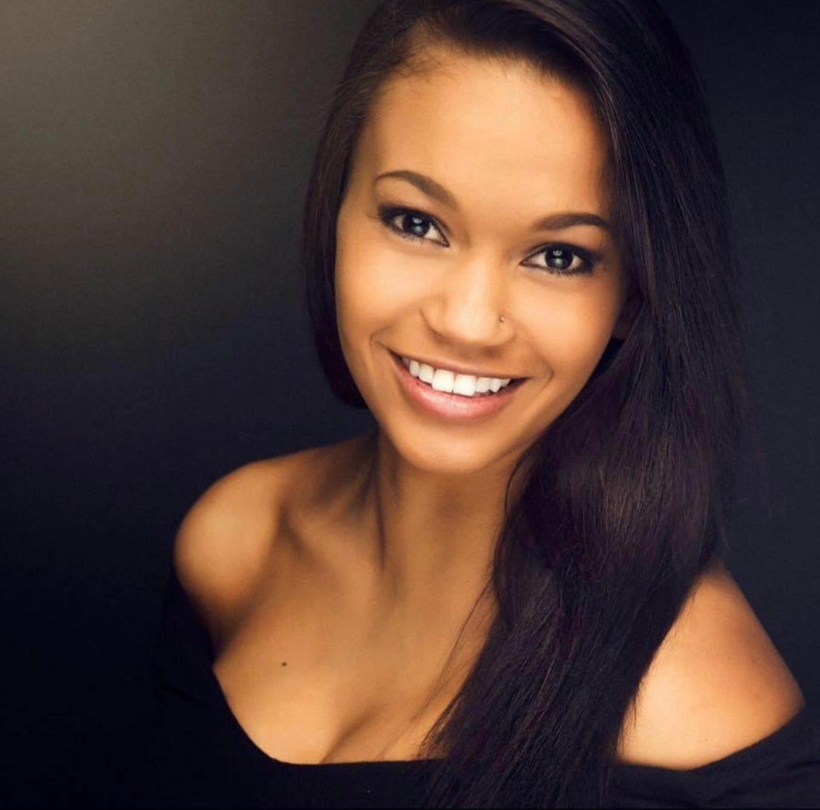 smilysmile様biwht smilysmile様biwht Smiling emoji with big toothy smile isolated